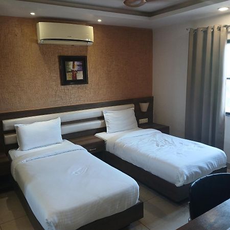 Hotel Square 36 โกตา ภายนอก รูปภาพ